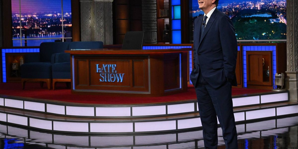 史蒂芬·科爾伯特 (Stephen Colbert) 與搖滾歌手傑克·懷特 (Jack White) 一起回歸電視節目，探討密西根州的社區接入